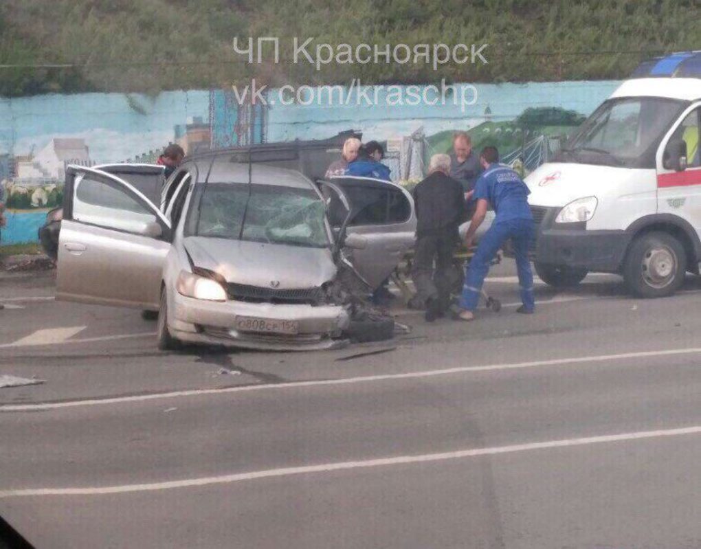 В Красноярске на ул. Дубровинского водитель Toyota Platz врезался в столб |  25.08.2017 | Красноярск - БезФормата