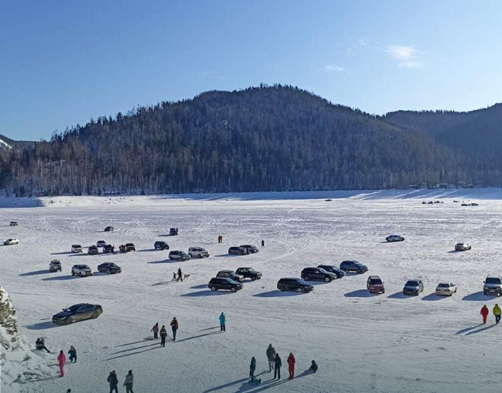 Около 2 000 автомобилей выехали на лёд Красноярского водохранилища