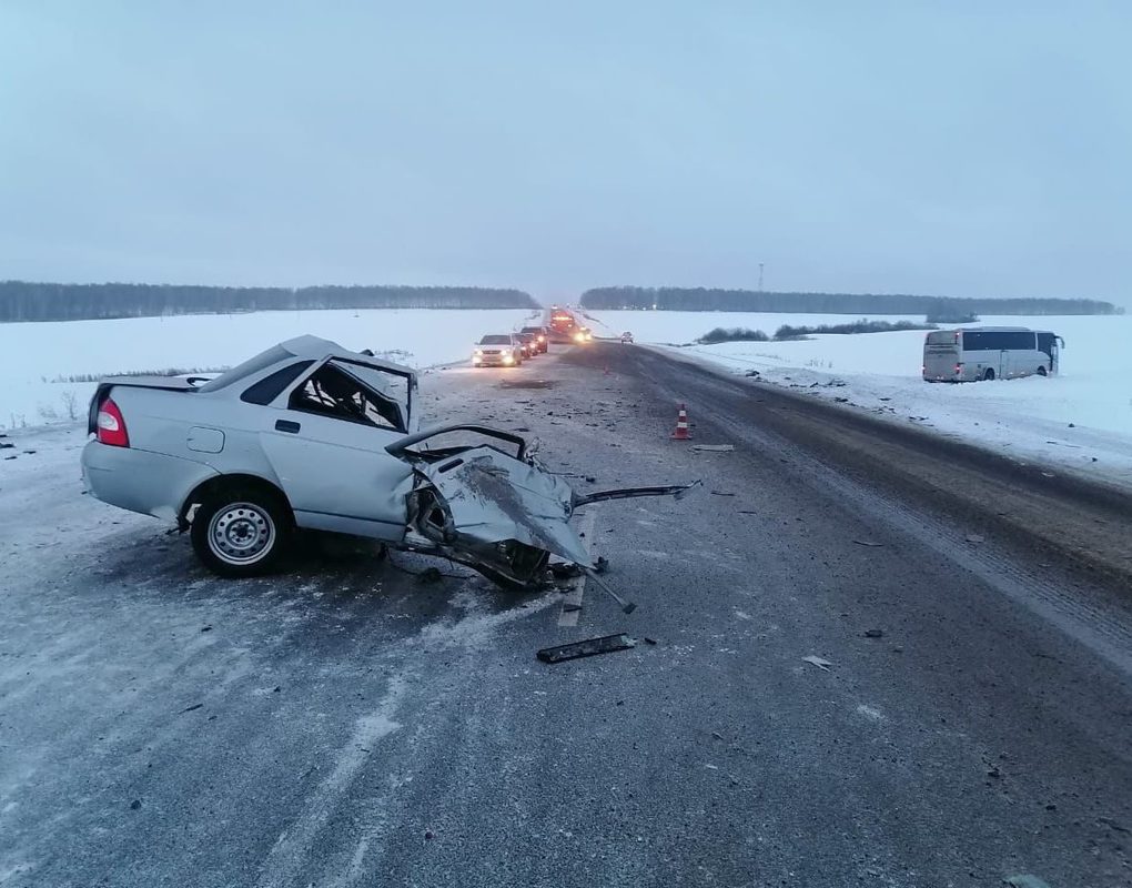 Водитель Lada Priora погиб в ДТП с автобусом в Красноярском крае 