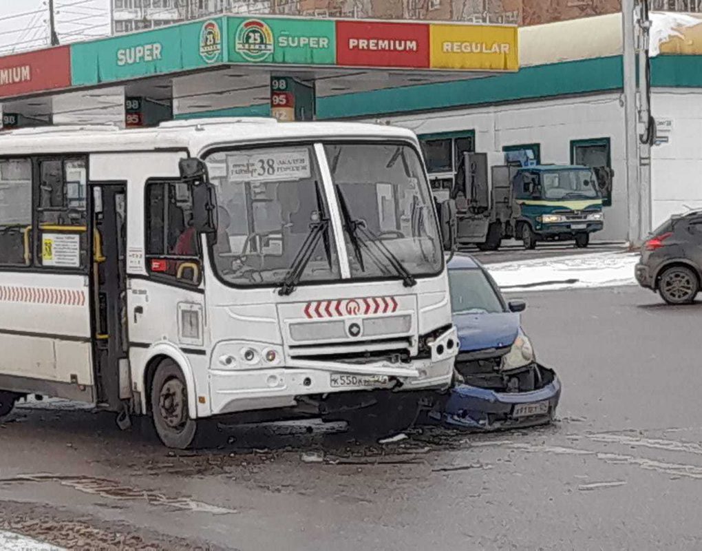 В Октябрьском районе автобус столкнулся с легковым автомобилем