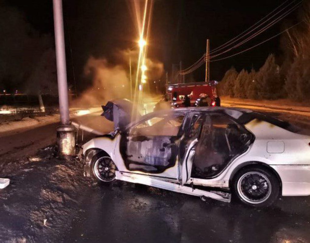 В Железногорске двое мужчин угнали автомобиль такси, попали в ДТП и чуть не сгорели