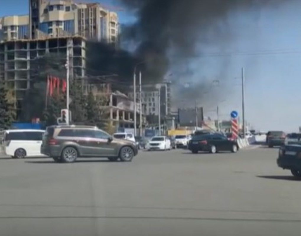 В Советском районе Красноярска заметили чёрный дым