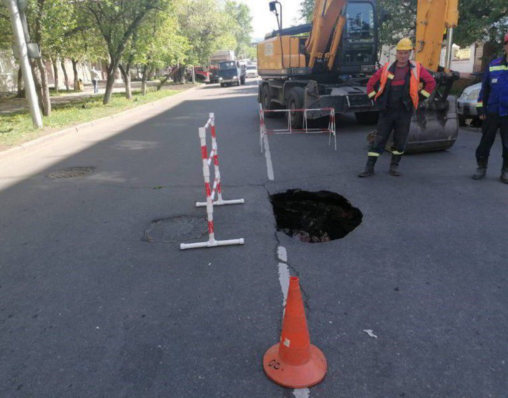 В центре Красноярска провалился асфальт на проезжей части