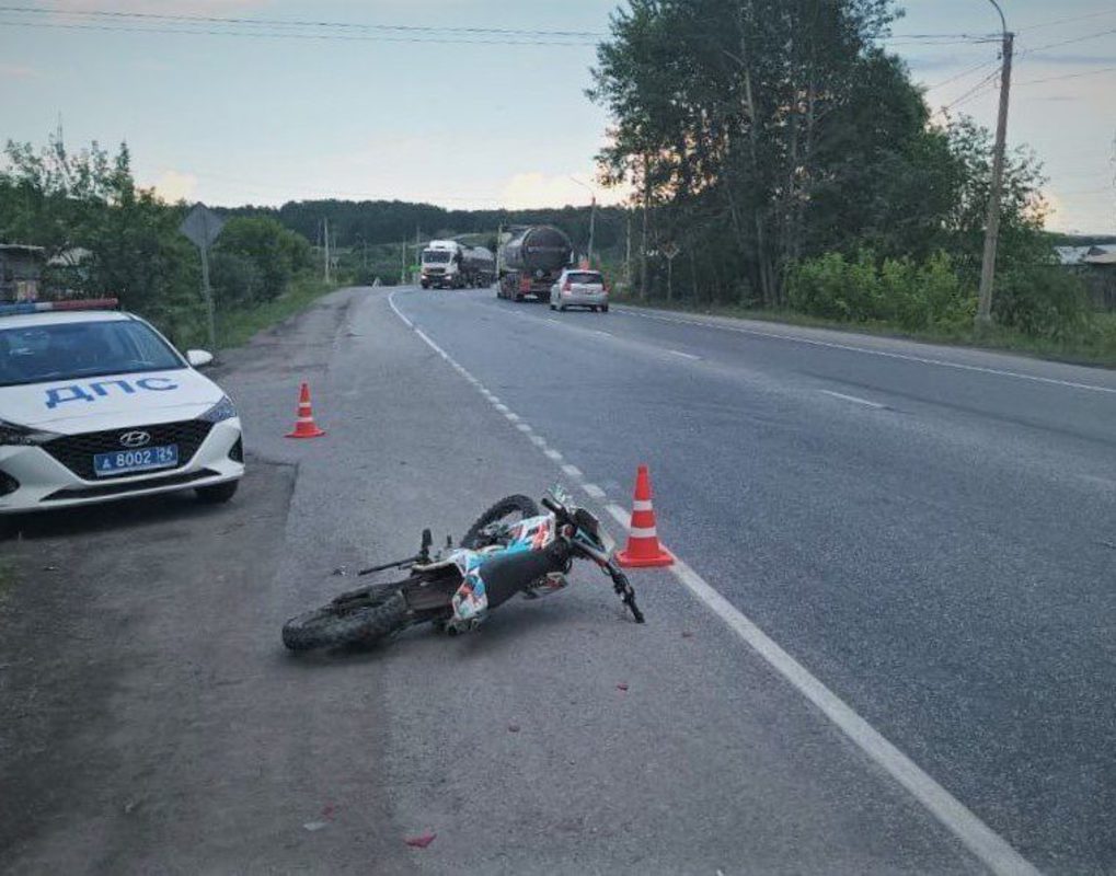 В Красноярском крае пьяный мотоциклист и пенсионер не поделили дорогу 