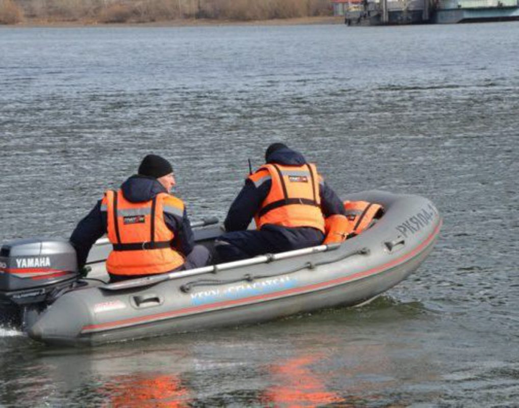 Под Красноярском перевернулась лодка с рыбаками