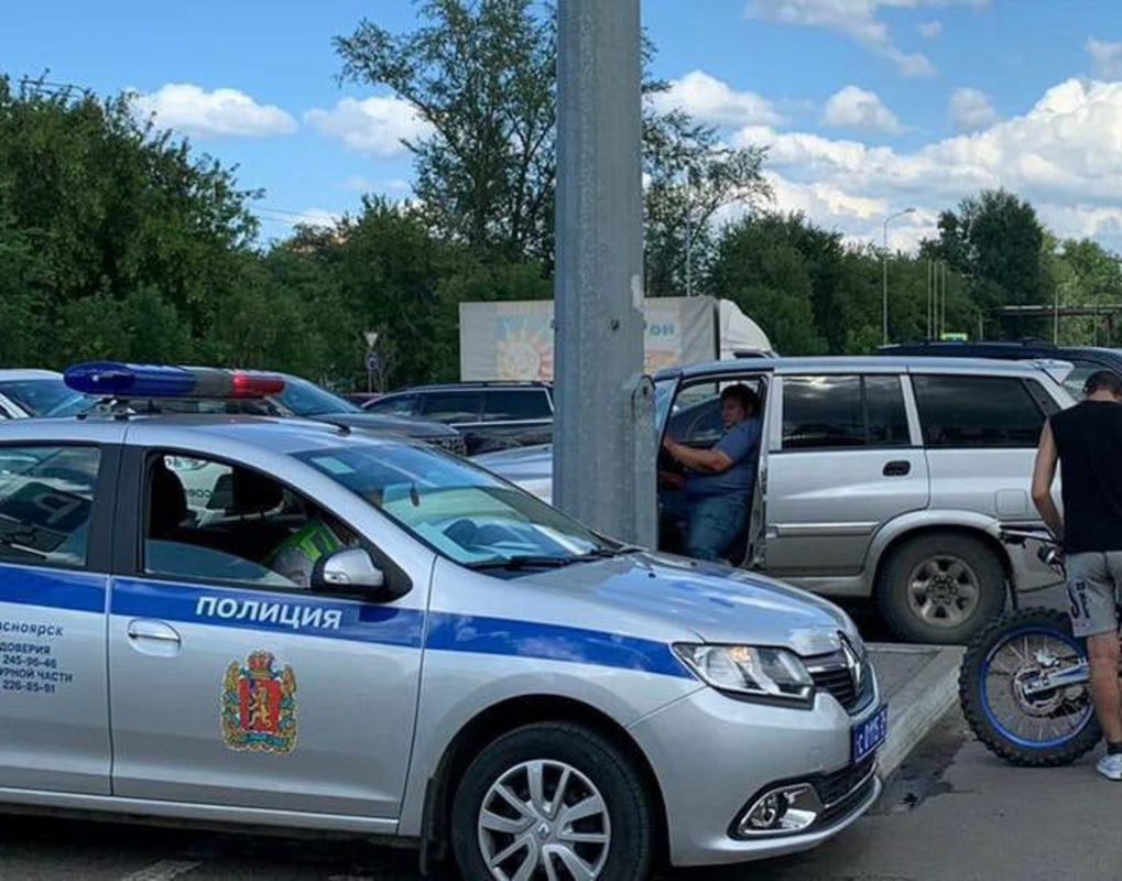 В Красноярске водитель мотоцикла врезался в иномарку и сбил пенсионерку