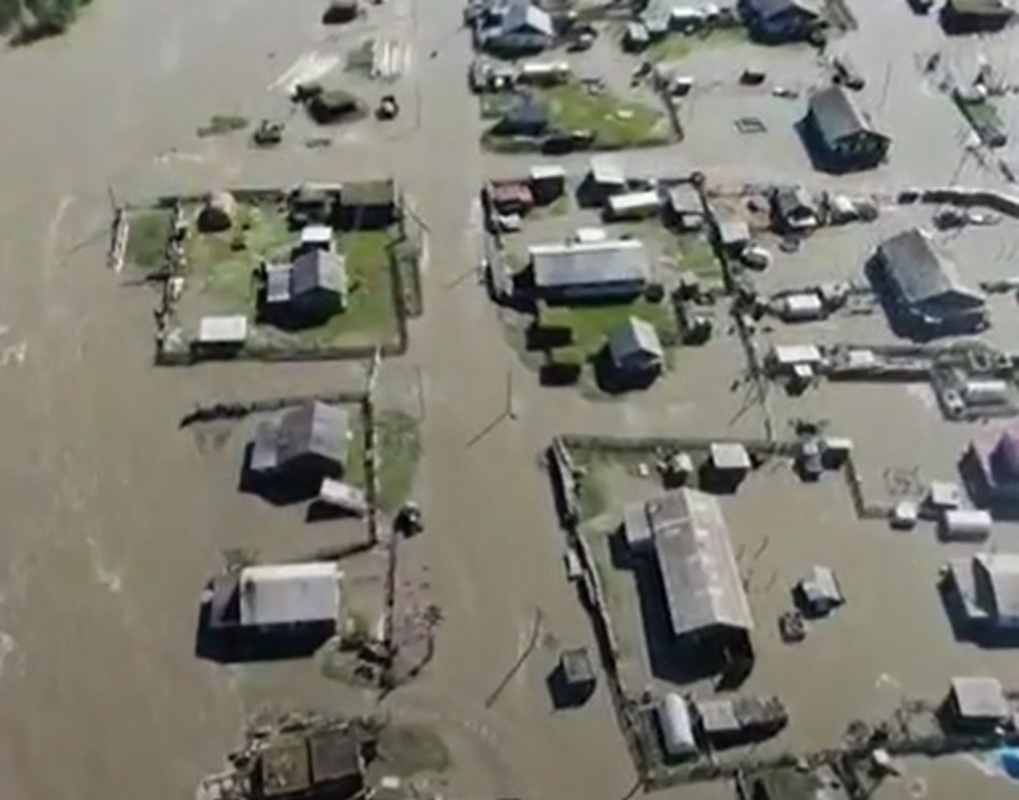 В Якутии из-за прорыва дамбы вода затопила Верхоянск