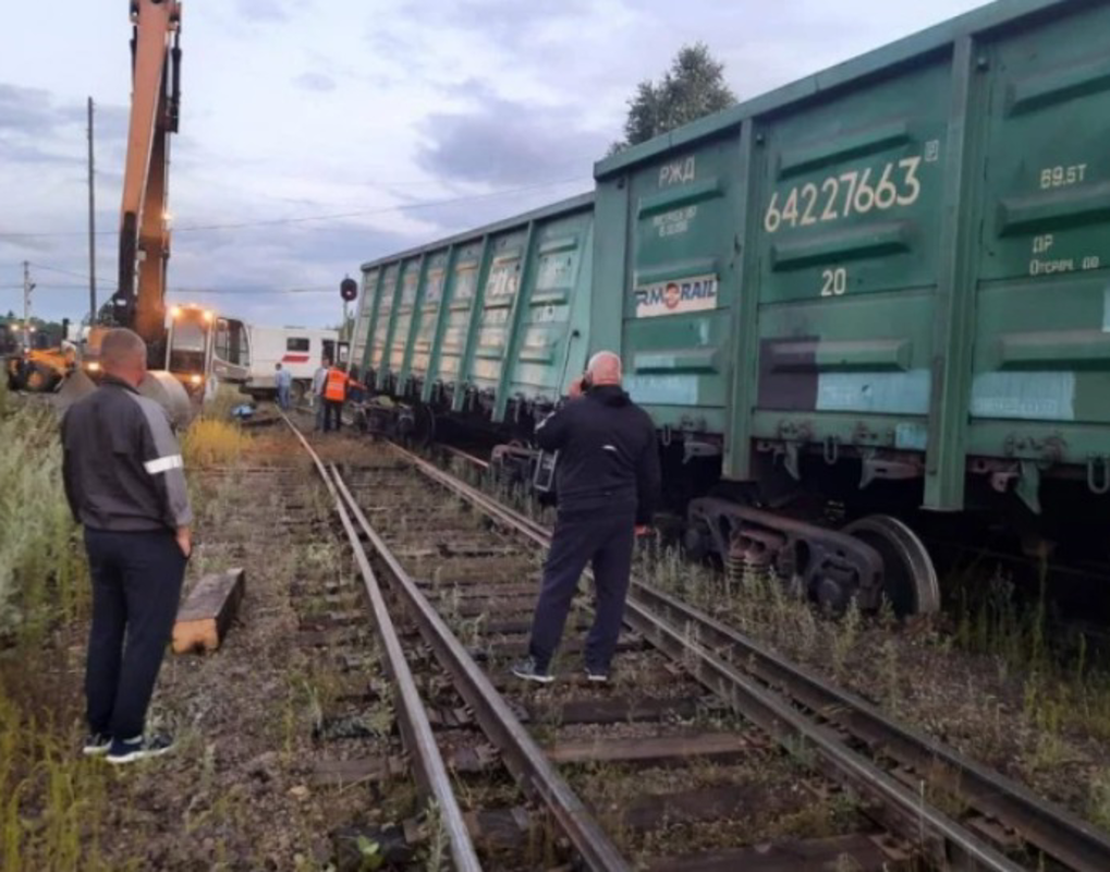 В Красноярском крае с рельсов сошли три вагона с цементом