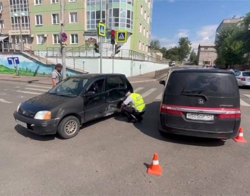 В центре Красноярска автоледи столкнулась с микроавтобусом