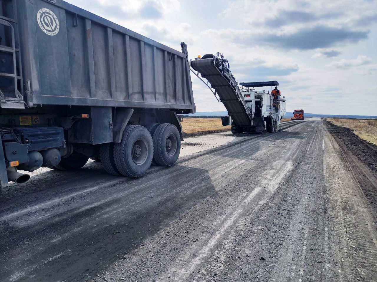 В Красноярске на ул. Карла Маркса ремонтируют дорогу