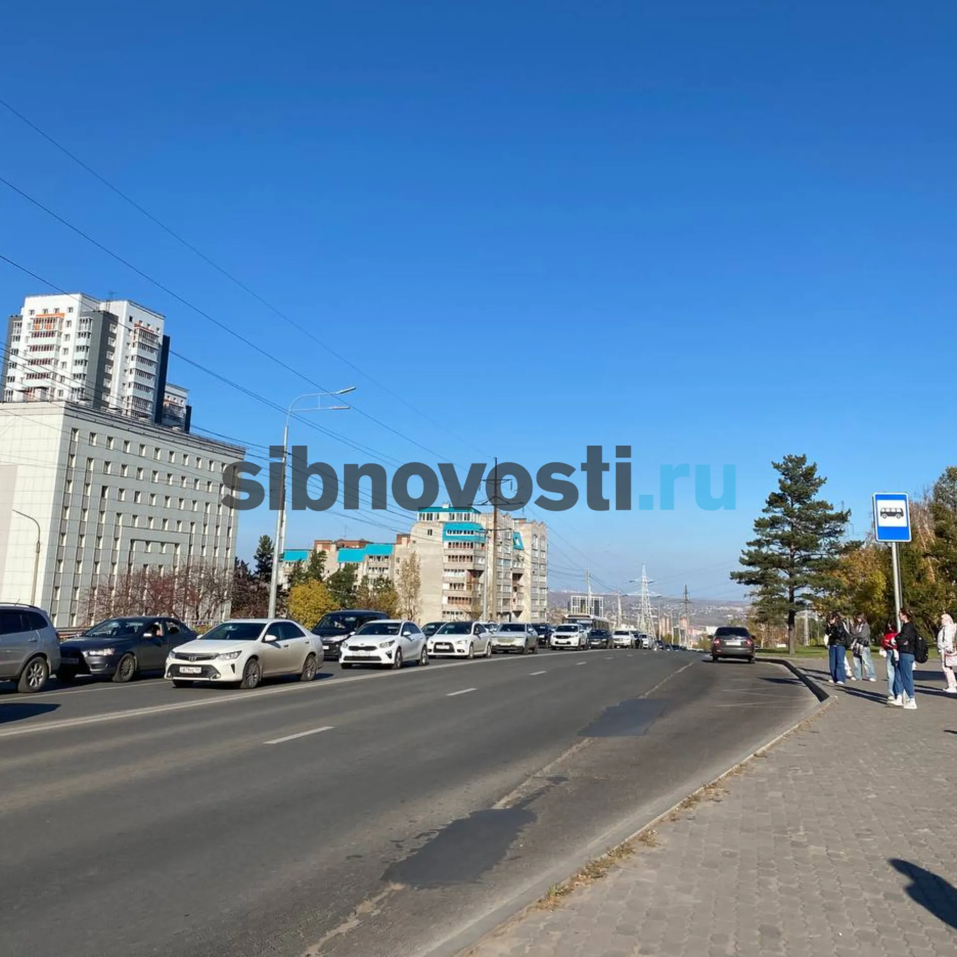 Большая пробка собралась в Красноярске в сторону «Гремячей гривы»