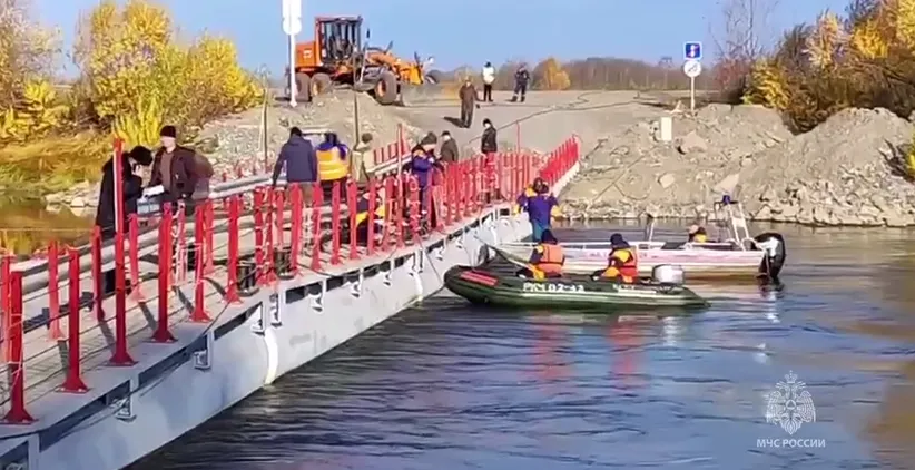 Водитель грузовика заехал на мост в Красноярском крае. Машина рухнула в воду