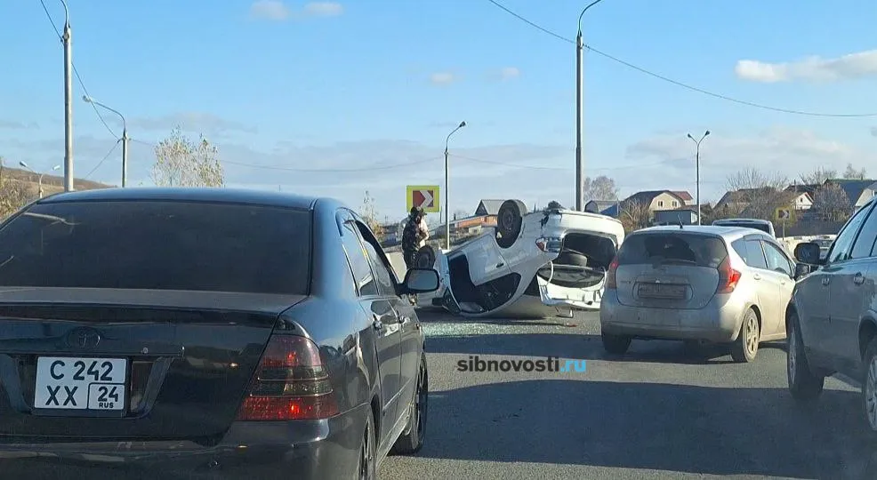 На въезде в Солнечный машина перевернулась на скользкой дороге