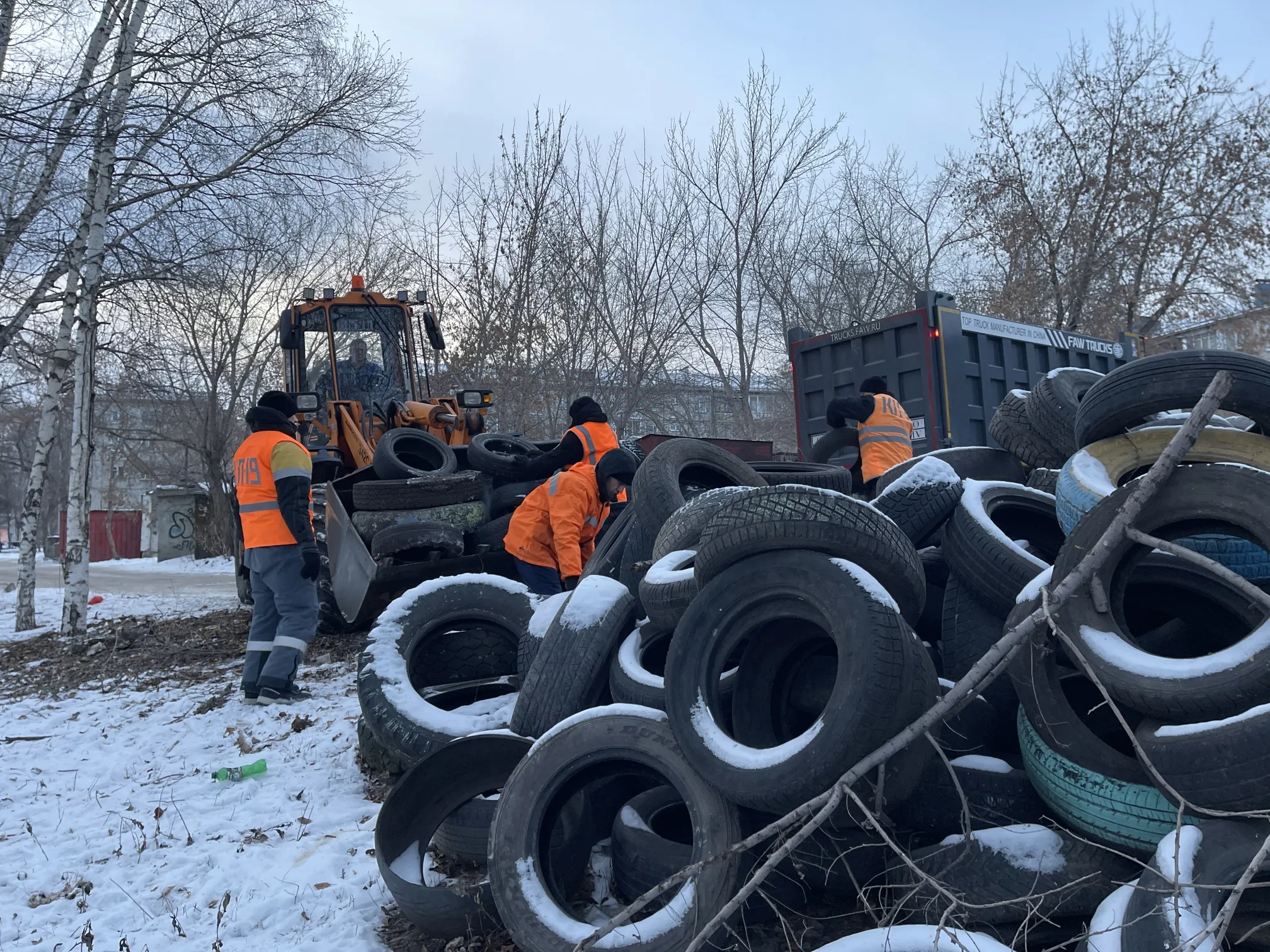 Осужденные перерабатывают старые шины прямо в колонии под Красноярском