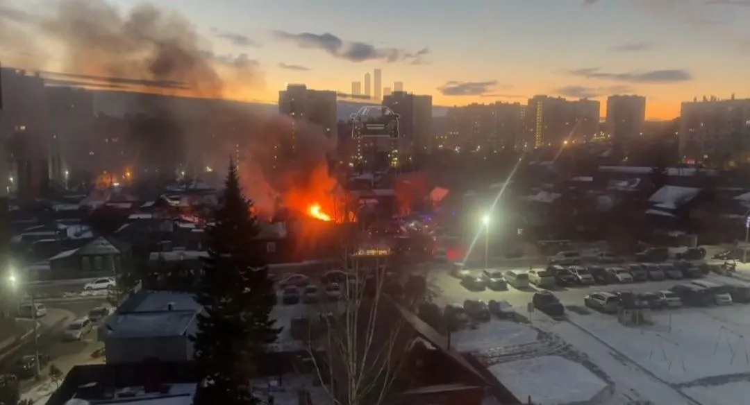 В красноярской Николаевке загорелся частный дом